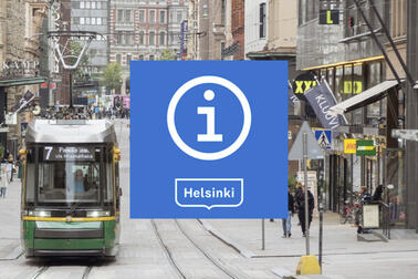 Raitiovaunu lumisella kadulla.