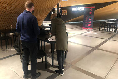Koronapassia testataan. Kuva: Sari Myllyniemi