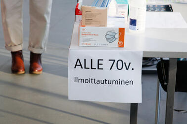 Ilmoittautumistiski rokotuspisteellä.