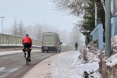 Liikennettä Kulosaaren puistotiellä helmikuussa 2021.