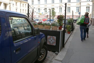 Parklet. Kuva: Janne Koivisto / Helsingin kaupunki
