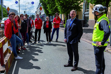 Katutoiden-laaduntarkkailijat-ja-pormestari-tyomaakaynnilla