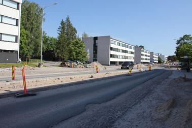 Mäkitorpantiellä tehdään asfaltointeja.