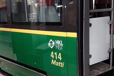 Matti-nimi näkyy raitiovaunun kyljessä.