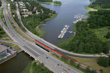 Metrojuna sillalla ylhäältä päin kuvattuna