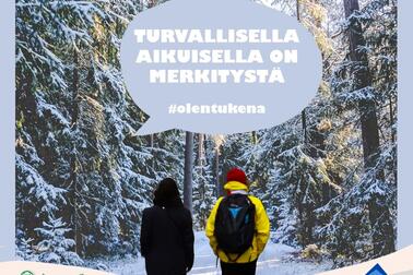 Kampanjakuvassa kaksi kävelevää henkilöä kuvattu takaa päin lumisessa metsässä.