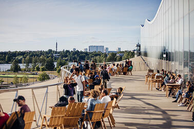 Ihmisiä Oodin terassilla. Kuva: Helsinki Marketing, Jussi Hellsten.