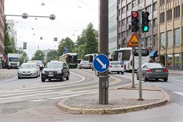 Autoliikennettä Hakaniemessä.