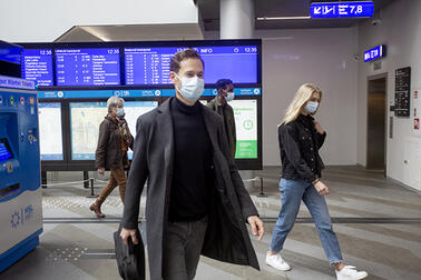 Matkustajia metroasemalla.