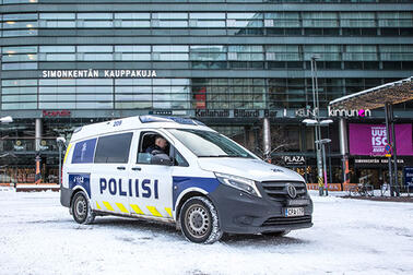 Ennalta estävässä työssä poliisin on tärkeää rakentaa luottamusta ja keskusteluyhteyksiä.Poliisiauto Kampissa.