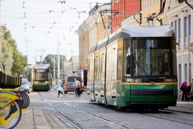 Raitiovaunut Aleksanterinkadulla. Kuva: Marja Väänänen