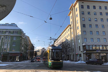 Raitiovaunu Mannerheimintien ja Runeberginkadun risteyksessä