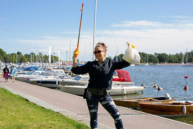 Kuvassa henkilö on kerännyt roskia rannalta