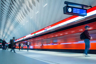 metro saapuu asemalle
