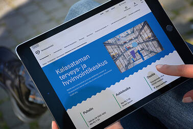 Tablettitietokone, jossa näkyy uuden hel.fin suunniteltu sivu Kalasataman terveys- ja hyvinvointikeskukselle.