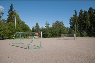 Puistojen hiekkakenttiä on talvisin jäädytetty luistinradoiksi. Kuvassa Vesalanpuiston hiekkakenttä kesällä.