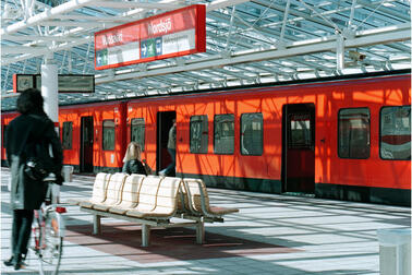 Metrojuna Vuosaaren asemalla.
