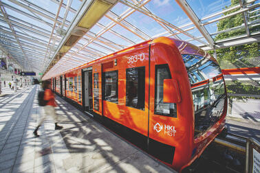 Metrojuna Vuosaaren asemalla.
