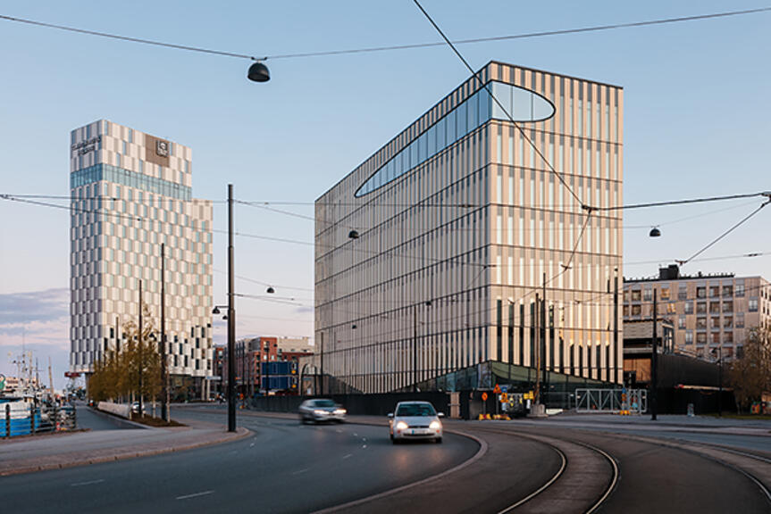 Pääkonttori oikealla. Tuomas Uusheimo Pääkonttori oikealla. Tuomas Uusheimo