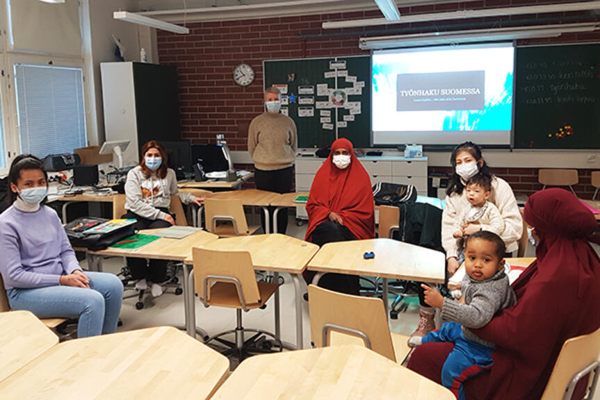 Kurssilaiset Noppakaov Fedorova (vas.), Hanin Ahmad, Nimco Muhamad, Samira Ahmadi ja Suleyqa Abdullahi. Takana opettaja Marju Kyllönen. Kurssilaiset Noppakaov Fedorova (vas.), Hanin Ahmad, Nimco Muhamad, Samira Ahmadi ja Suleyqa Abdullahi. Takana opettaja Marju Kyllönen.