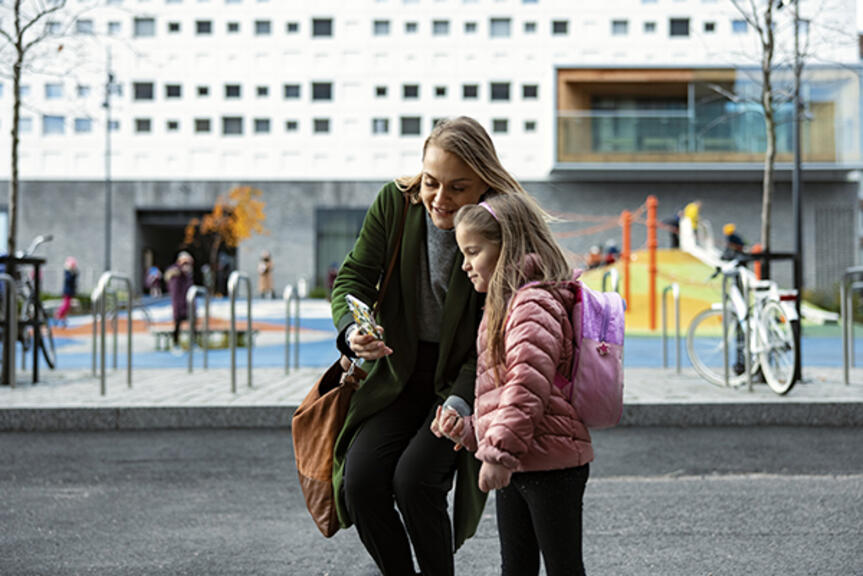 Äiti ja tytär Jätkäsaaressa. Kuva: Jussi Hellsten Äiti ja tytär Jätkäsaaressa. Kuva: Jussi Hellsten