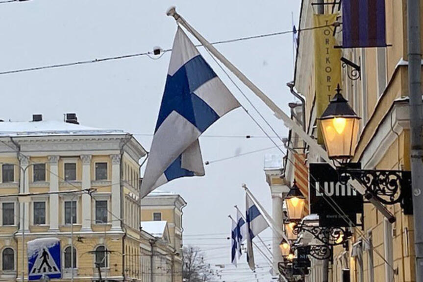 Suomen lippuja Aleksanterinkadulla. Suomen lippuja Aleksanterinkadulla.