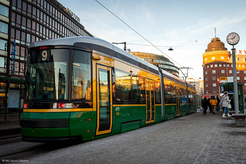 Artic-raitiovaunu Hakaniemen pysäkillä. Artic-raitiovaunu Hakaniemen pysäkillä.