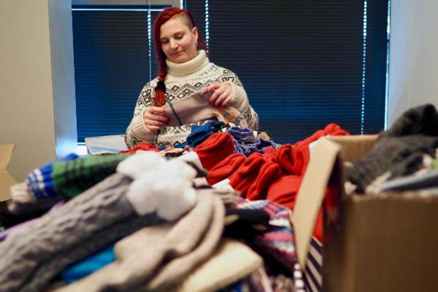 Annuska Dal Maso lajittelee lahjoitettuja villasukkia. Villasukkia lapasia ja makuupusseja voi viedä esimerkiksi keskustakirjasto Oodin keräyspisteen. Annuska Dal Maso lajittelee lahjoitettuja villasukkia. Villasukkia lapasia ja makuupusseja voi viedä esimerkiksi keskustakirjasto Oodin keräyspisteen.