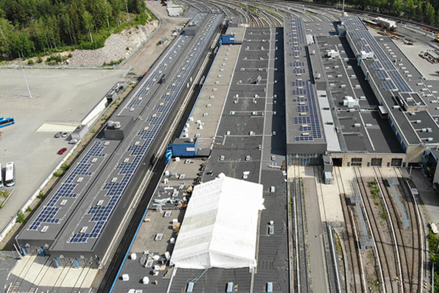 Ilmakuva metrovarikon katolla olevista aurinkopaneeleista. Ilmakuva metrovarikon katolla olevista aurinkopaneeleista.