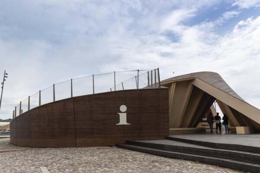 Helsingin matkailuneuvonta paviljongilla Lyypekinlaiturilla. Helsingin matkailuneuvonta paviljongilla Lyypekinlaiturilla.