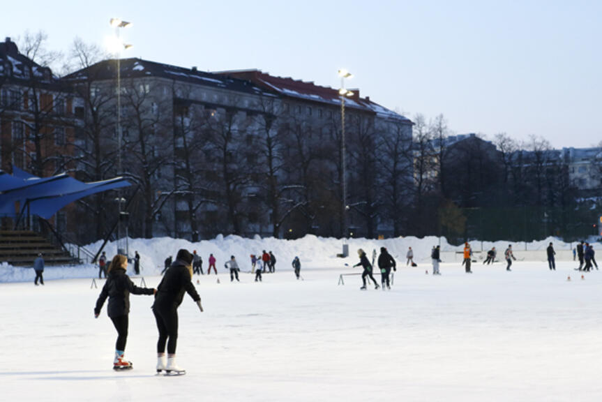Luistelijoita Brahenkentällä. Luistelijoita Brahenkentällä.