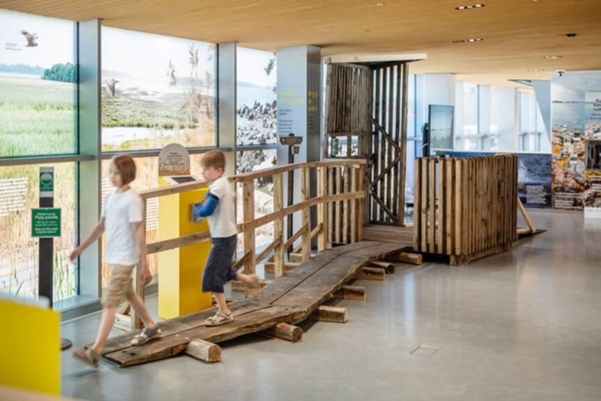 Kaupunkilaisia tutustumassa Bryggassa järjestettävään luontonäyttelyyn. Kaupunkilaisia tutustumassa Bryggassa järjestettävään luontonäyttelyyn.