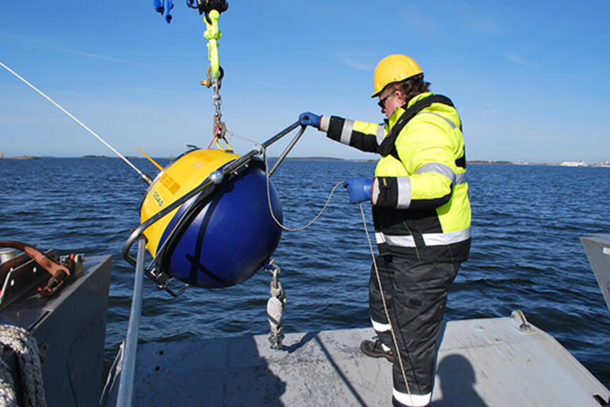 Aaltopoiju Buli ankkuroidaan Suomenlinnan edustalle. Kuva: Tuomo Roine. Aaltopoiju Buli ankkuroidaan Suomenlinnan edustalle. Kuva: Tuomo Roine.