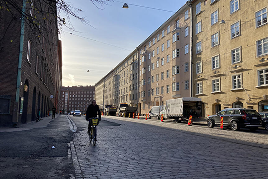 Pyöräilijä Caloniuksenkadulla. Pyöräilijä Caloniuksenkadulla.