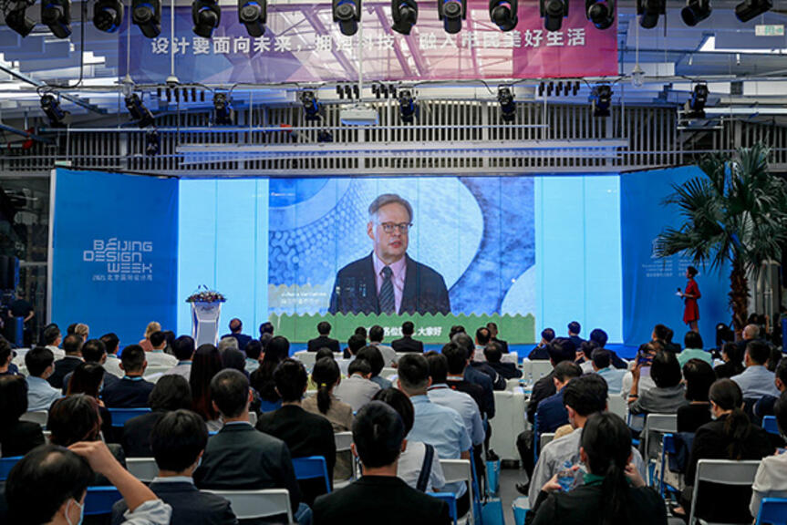 Pormestari Vartiainen puhuu etänä Beijing Design Weekin avajaisissa. Kuva: Pekingin Suomen suurlähetystö Pormestari Vartiainen puhuu etänä Beijing Design Weekin avajaisissa. Kuva: Pekingin Suomen suurlähetystö