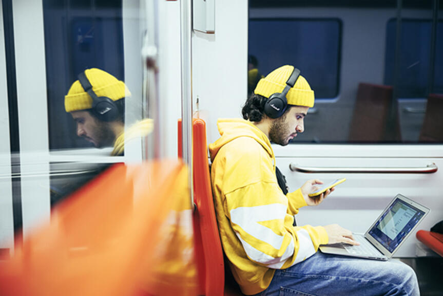 Mies metrossa. Kuva: Jussi Hellsten Mies metrossa. Kuva: Jussi Hellsten