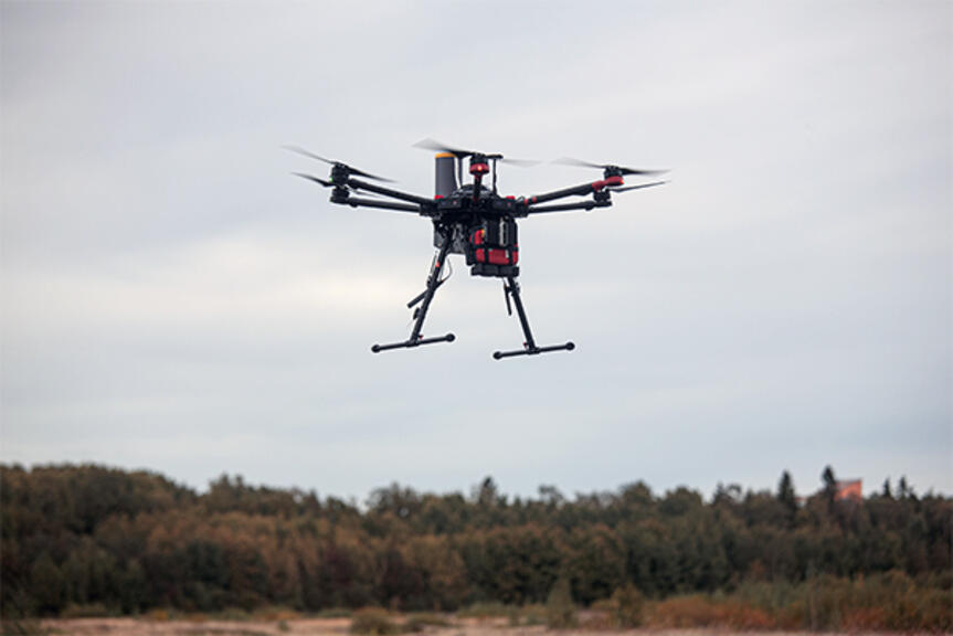 Drone lentää taivaalla. Drone lentää taivaalla.