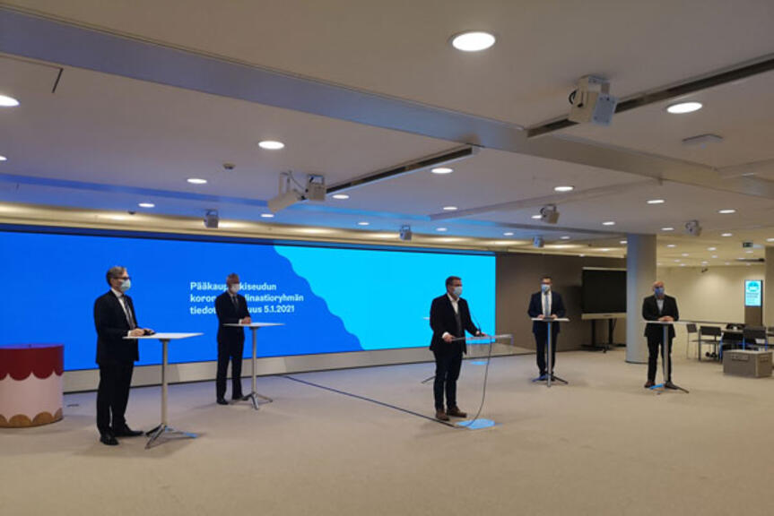 Pääkaupunkiseudun koronakoordinaatioryhmä pitää infoa Helsingin kaupungintalon ala-aulassa.