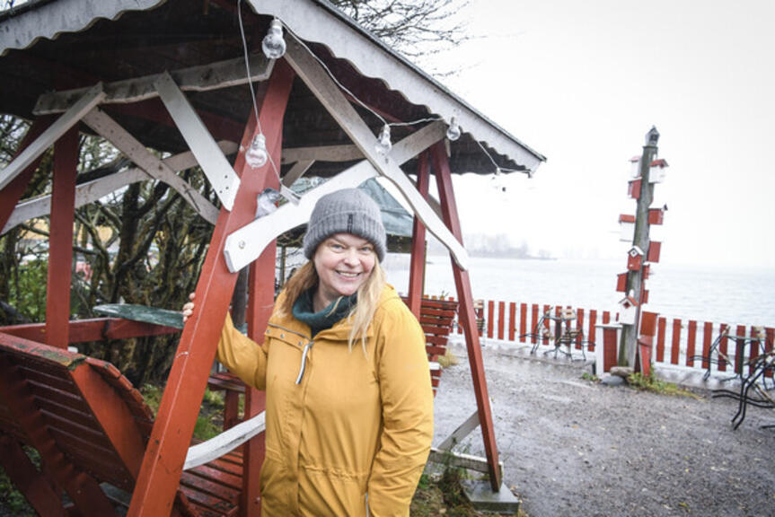Elina Knihtilä ei kavahda marraskuun harmautta, vaan ui avannossa ja tuulettaa ajatuksiaan rannoilla. Elina Knihtilä ei kavahda marraskuun harmautta, vaan ui avannossa ja tuulettaa ajatuksiaan rannoilla.