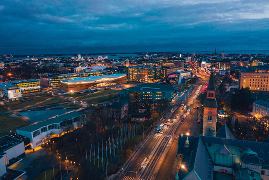 Helsingin ydinkeskusta iltavaloissa. 