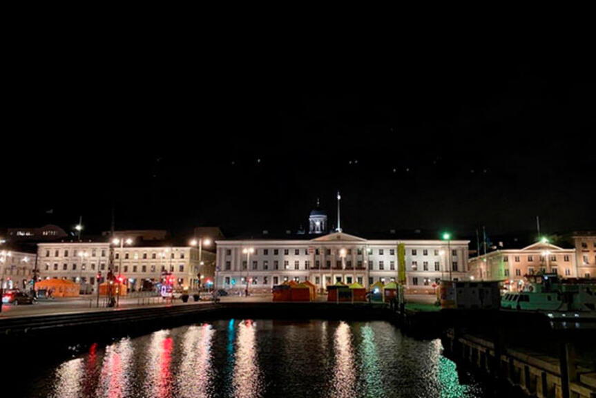 Kaupungintalo iltavalaistuksessa. Kaupungintalo iltavalaistuksessa.