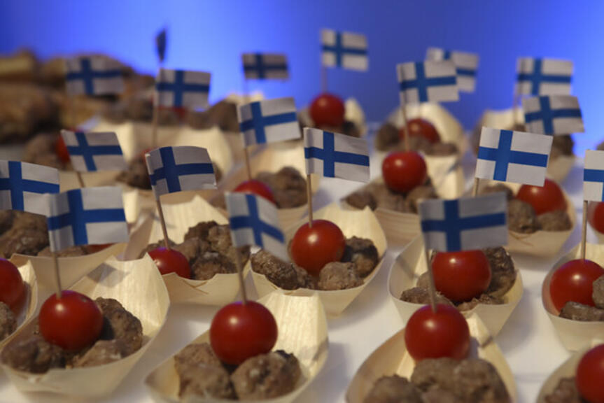 Pyöryköitä ja minitomaatti tarjoilurasiassa, joissa Suomen lippu.