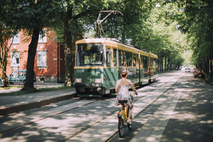 Polkupyöräilijä ja raitiovaunu Käpylässä Polkupyöräilijä ja raitiovaunu Käpylässä