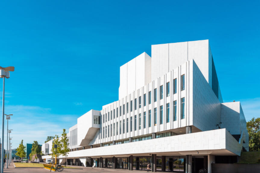 Finlandia-talo Töölönlahden puiston suunnalta. Finlandia-talo Töölönlahden puiston suunnalta.