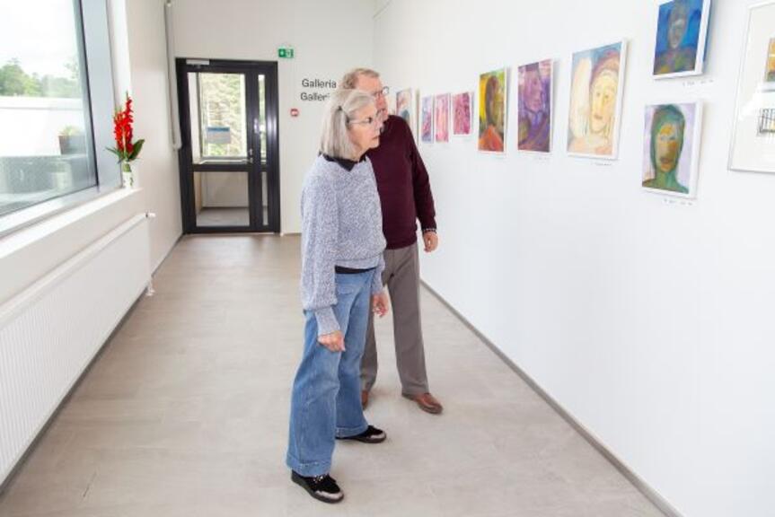Pariskunta ihailee taulua taidegalleriassa. Pariskunta ihailee taulua taidegalleriassa.