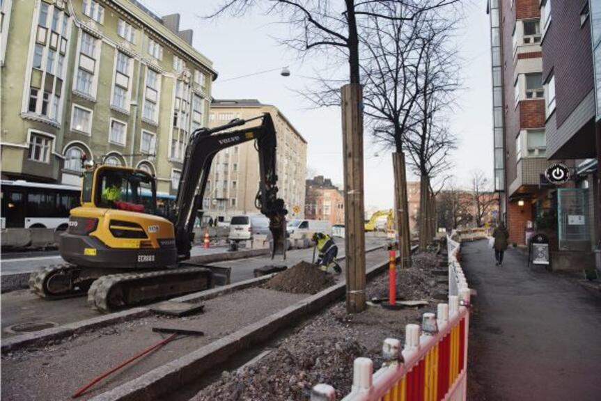 Kaivuri katutöissä Hämeentiellä. Kaivuri katutöissä Hämeentiellä.