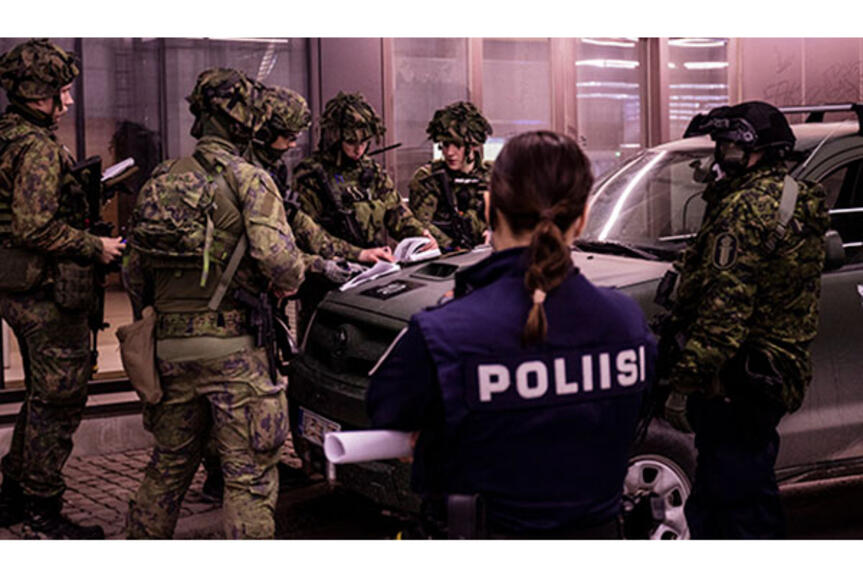 Sotilaita ja poliisi puolustusharjoituksessa. Sotilaita ja poliisi puolustusharjoituksessa.