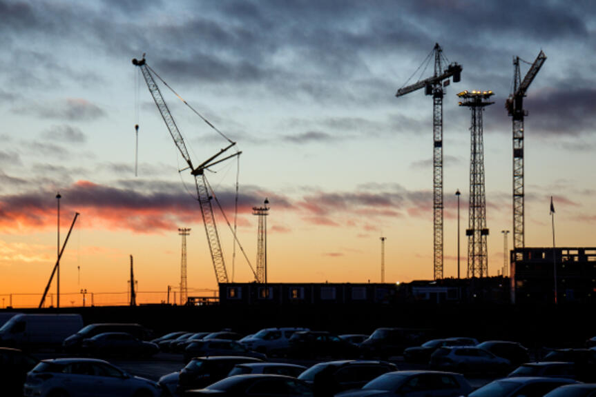 Kuvassa työmaa ja rakennusnostureita. Kuvassa työmaa ja rakennusnostureita.