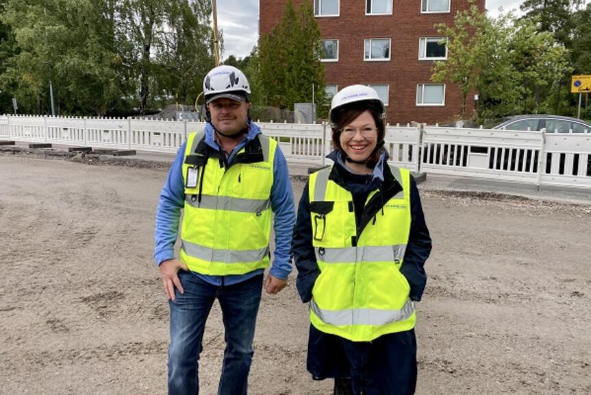 VM Suomalaisen Harri Kallio ja apulaispormestari Anni Sinnemäki Kulosaaren katutyömaalla. VM Suomalaisen Harri Kallio ja apulaispormestari Anni Sinnemäki Kulosaaren katutyömaalla.