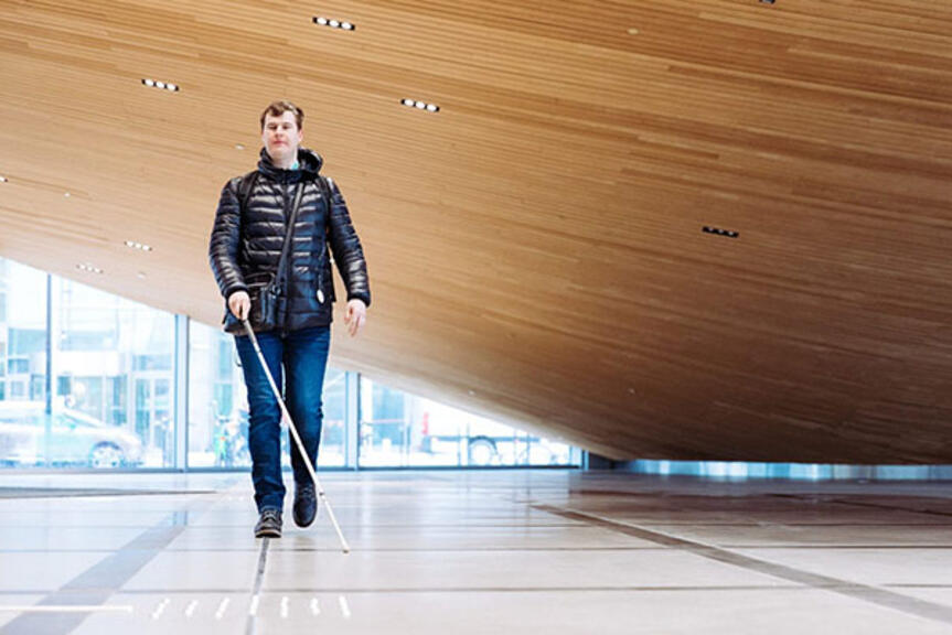 Näkövammainen mies keskustakirjasto Oodissa. Kuva: Jussi Hellsten Näkövammainen mies keskustakirjasto Oodissa. Kuva: Jussi Hellsten